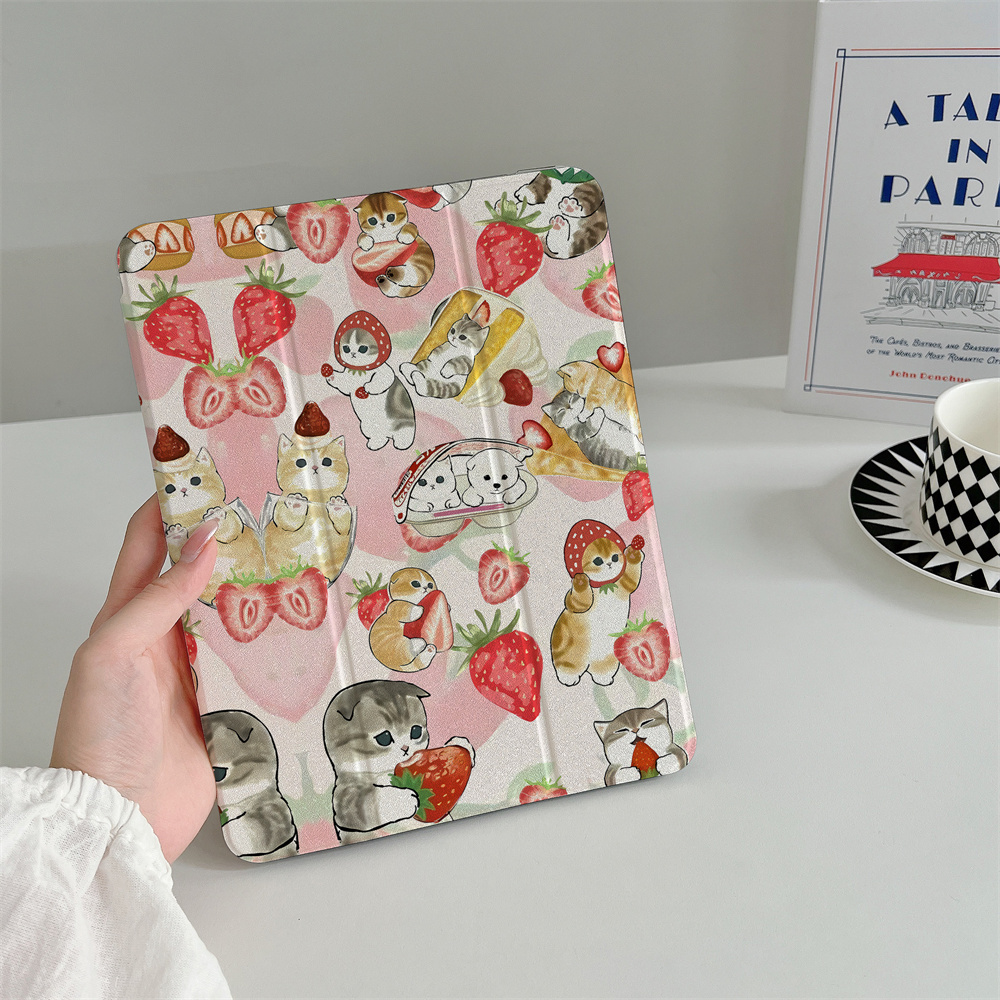 Strawberry Huller - เคสลายสตรอว์เบอร์รีและแมวน่ารัก เหมาะสำหรับ Apple iPad Pro 2024